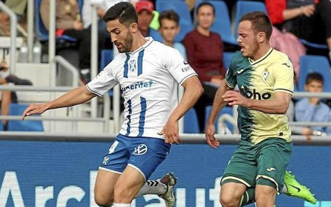 Bautista presiona a un rival en el duelo que el Tenerife y el Eibar jugaron ayer en el Heliodoro Rodríguez López. | FOTO: LALIGA