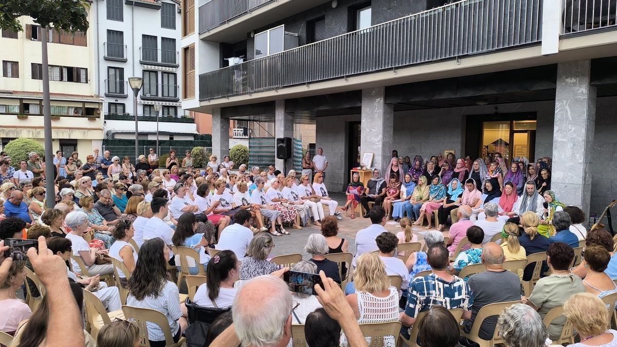 Instante del acto en memoria de Nagore Laffage, en el momento de la lectura del concurso de relatos Asun Casasola