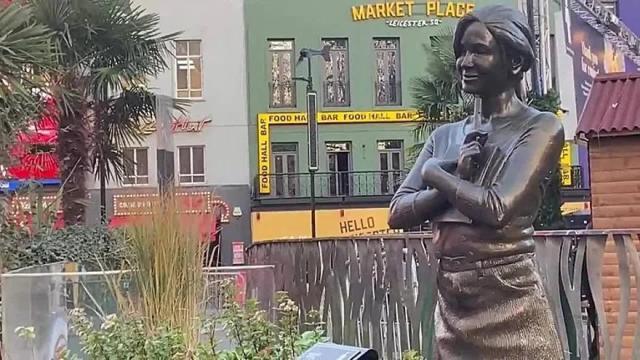 Estatua de Bridget Jones inaugurada en Londres