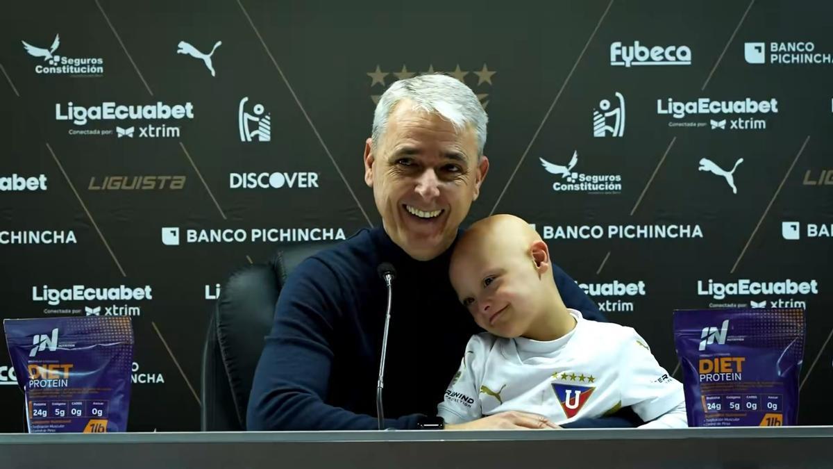 Tiago Nunes, con su hijo Pedro en la sala de prensa.