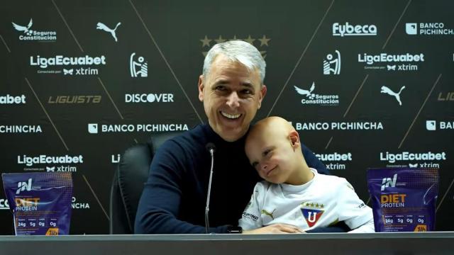 Tiago Nunes, con su hijo Pedro en la sala de prensa.
