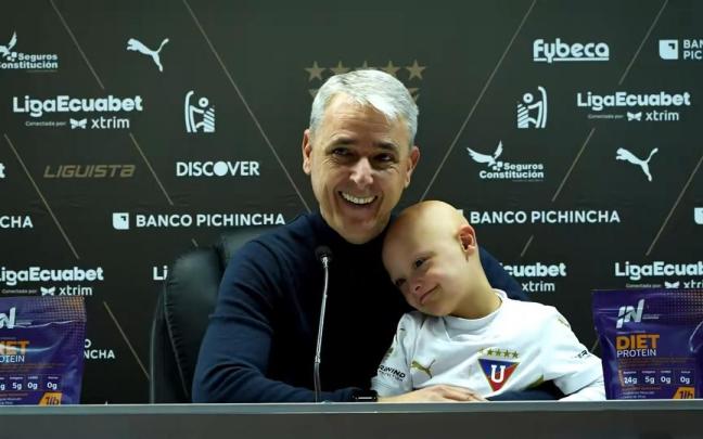 Tiago Nunes, con su hijo Pedro en la sala de prensa.