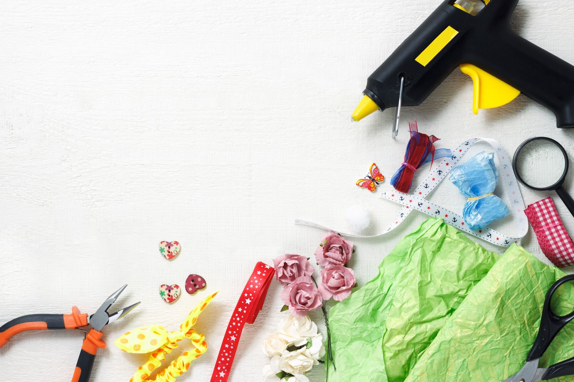 Materiales para hacer adornos para personalizar regalos.