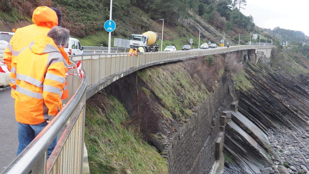 Socavón aparecido bajo la carretera entre Mutriku y Deba / AITOR ZABALA