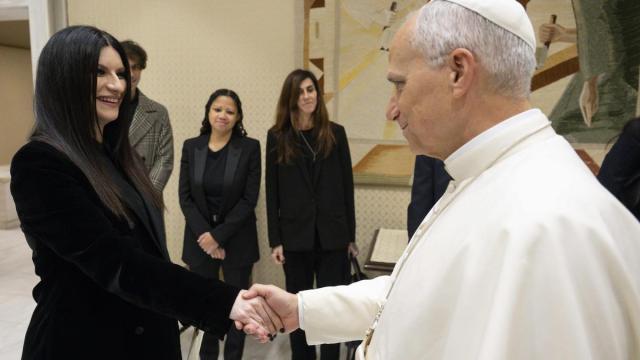 Imagen del encuentro entre la artista y León XIV.