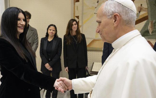 Imagen del encuentro entre la artista y León XIV.