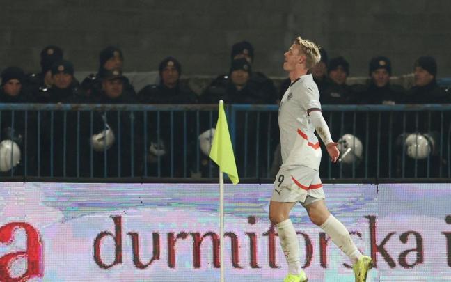 Orri Óskarsson celebra el gol que anotó ante Montenegro con la selección islandesa. / STRINGER