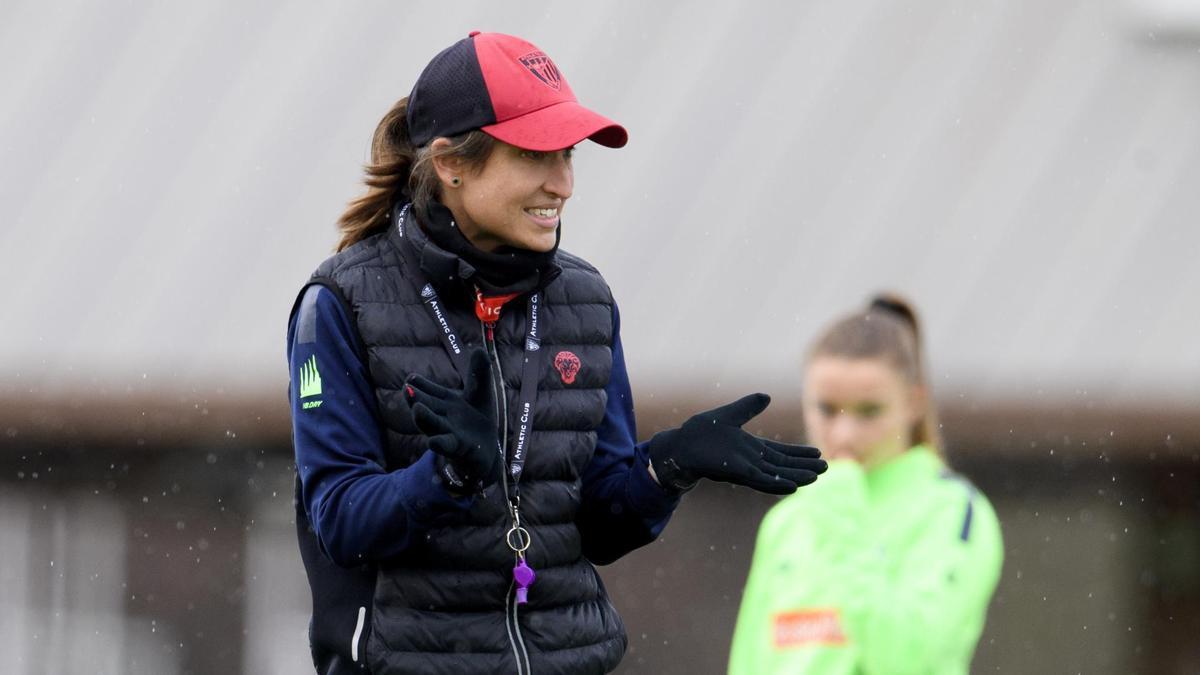 La entrenadora del Athletic, Iraia Iturregi, animando a sus jugadoras.