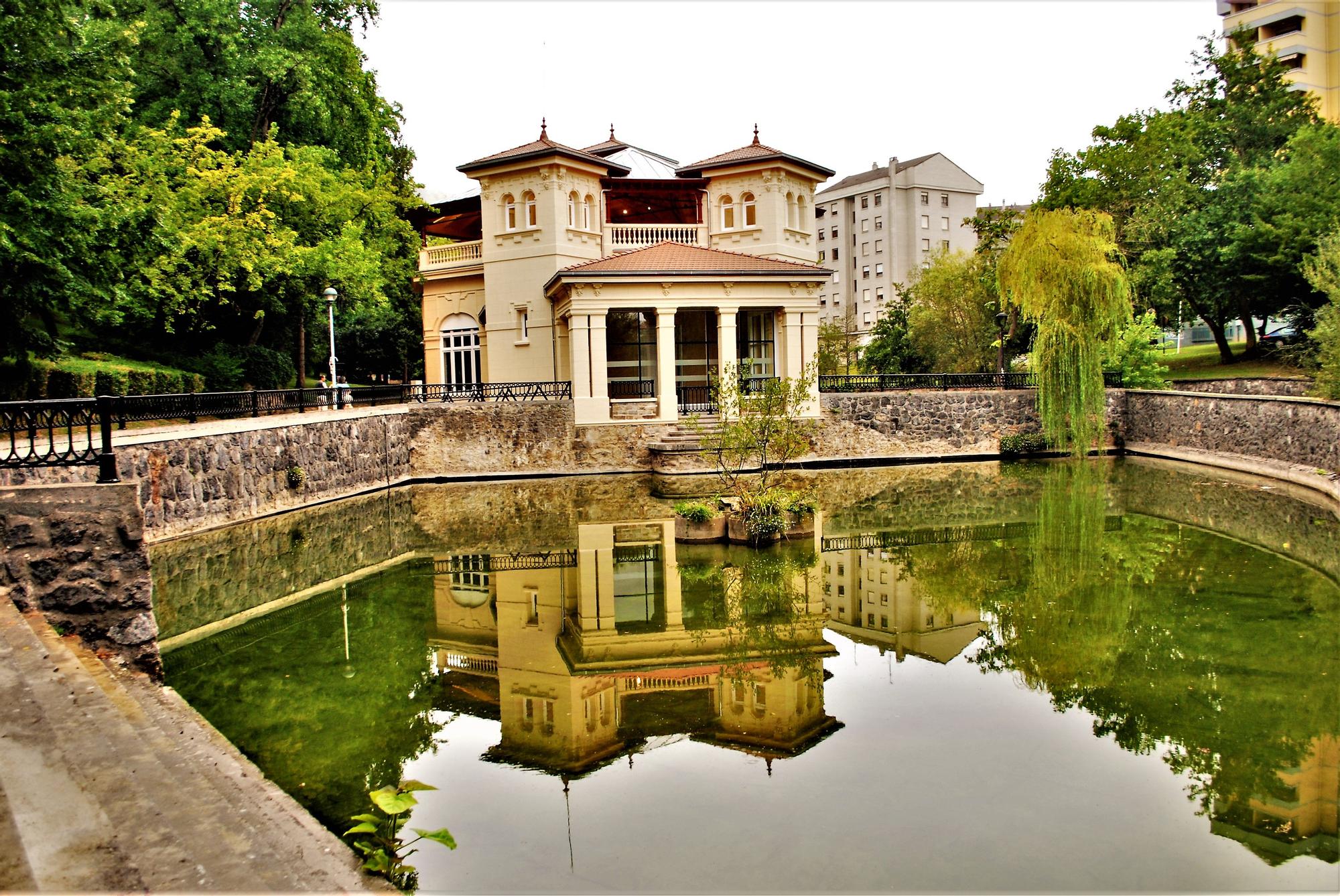 El Casino del parque Lamuza de Laudio y su estanque