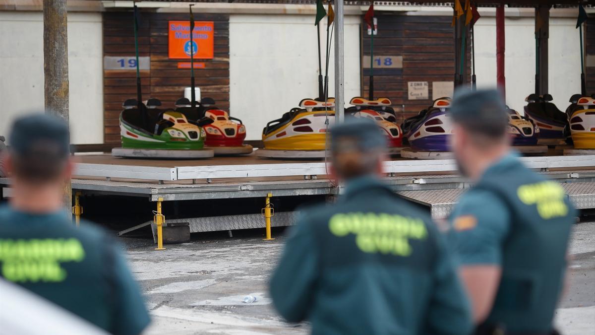 Agentes de la Guardia Civil en la zona donde tuvo lugar el atropello múltiple en Burela (Lugo).