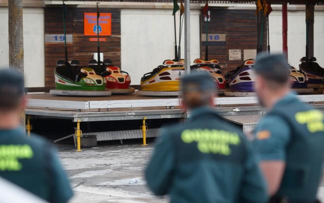 Agentes de la Guardia Civil en la zona donde tuvo lugar el atropello múltiple en Burela (Lugo). / EP Agentes de la Guardia Civil en la zona donde tuvo lugar el atropello múltiple en Burela (Lugo).