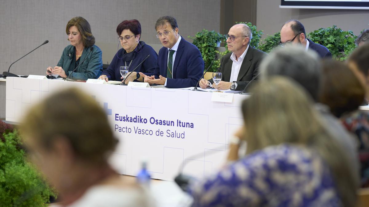 El consejero de Salud, Alberto Martínez, durante la tercera reunión del Pacto Vasco de Salud.