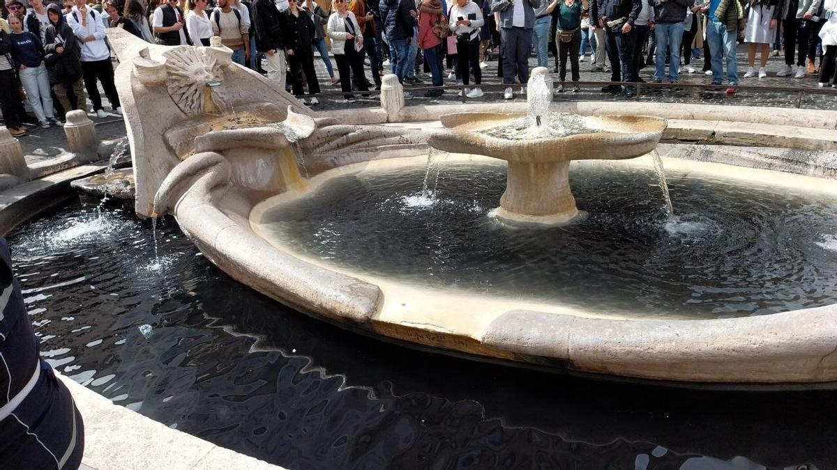 El agua de la fuente de la Barcaccia ha quedado teñida de negro.