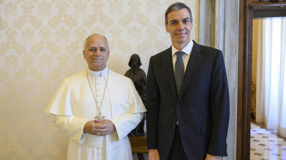 El presidente del Gobierno español, Pedro Sánchez, durante su visita al Papa León XIV en el Vaticano