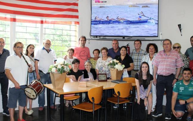 Las personas homenajeadas acompañadas por familiares, convecinos, socios del Hogar del Jubilado y parte de la corporación local de Ugao
