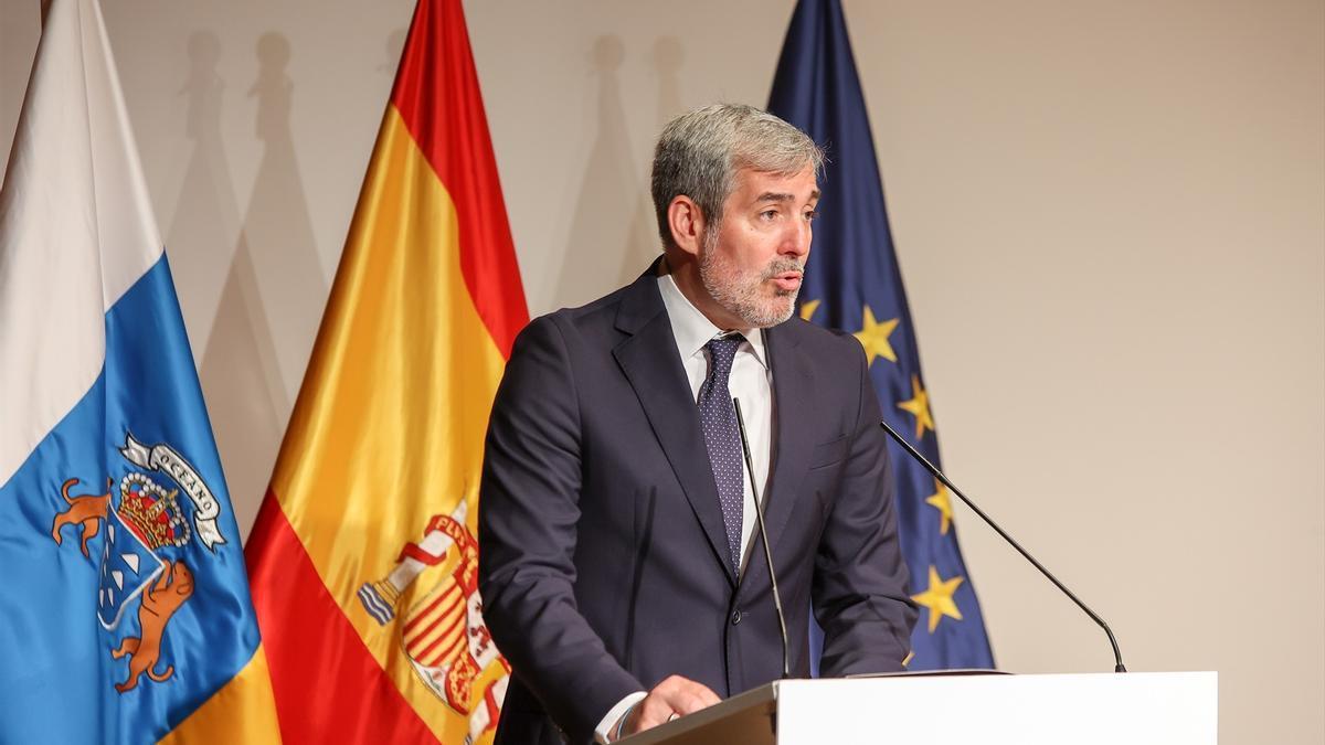 El nuevo presidente del Gobierno de Canarias, Fernando Clavijo, interviene durante la toma de posesión de su nuevo cargo