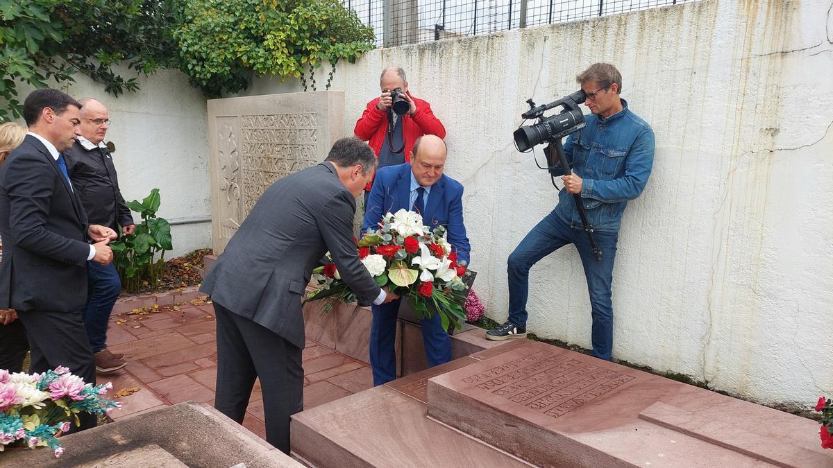 Peio Etxeleku y Andoni Ortuzar depositan un ramo de flores sobre al tumba del lehendakari Aguirre, en presencia del lehendakari Pradales, en el homenaje tributado por el PNV en Donibane Lohizune