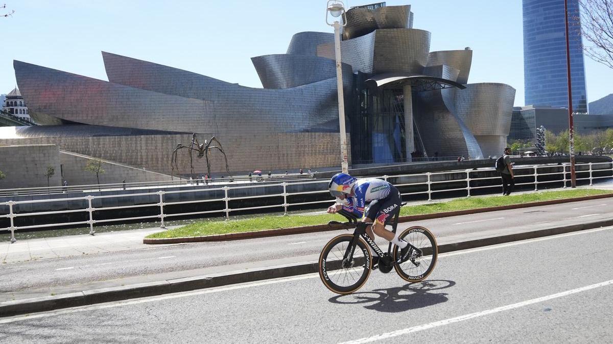 Roglic, en la crono inaugural de la Itzulia en Bilbao.