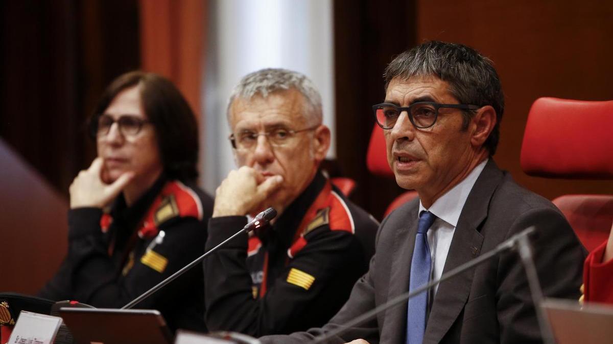 Josep Lluís Trapero (d) en su primera comparecencia en el Parlament como director de los Mossos.