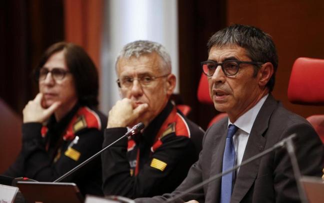 Josep Lluís Trapero (d) en su primera comparecencia en el Parlament como director de los Mossos. / EFE Josep Lluís Trapero (d) en su primera comparecencia en el Parlament como director de los Mossos.