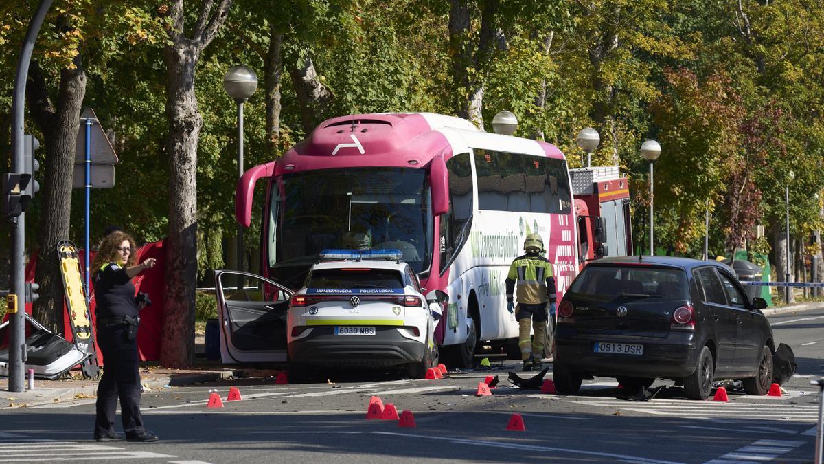 VITORIA, 16/10/2025.- Varias personas han resultado heridas tras haber colisionado un autobús y dos turismos -uno de ellos un coche de la Policía Local- en el casco urbano de Vitoria. El accidente ha tenido lugar sobre las 13.45 horas a la altur