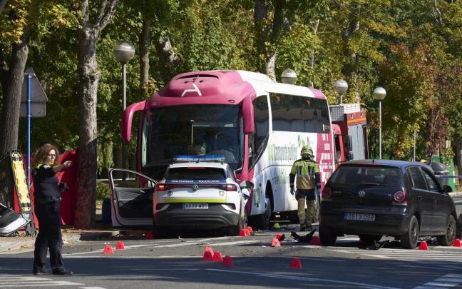 VITORIA, 16/10/2025.- Varias personas han resultado heridas tras haber colisionado un autobús y dos turismos -uno de ellos un coche de la Policía Local- en el casco urbano de Vitoria. El accidente ha tenido lugar sobre las 13.45 horas a la altur