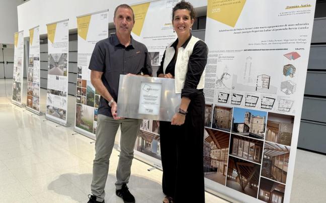 Haritz Alberdi y Jaione Larrañaga con el premio. / N.G. Haritz Alberdi y Jaione Larrañaga con el premio.