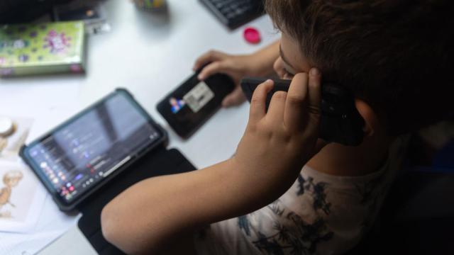 Un niño usa el teléfono móvil y una tablet / EDUARDO PARRA Un niño usa el teléfono móvil y una tablet