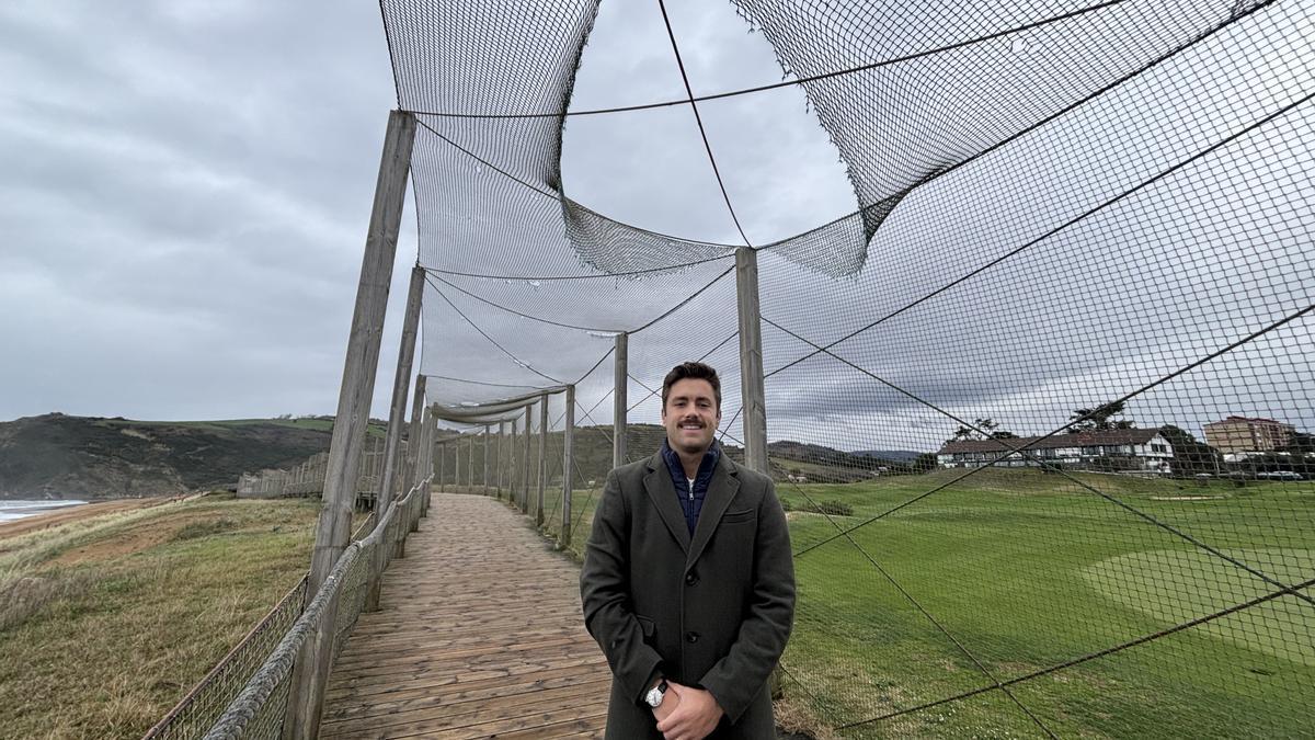 Inaxio Illarramendi, concejal de Medio Ambiente de Zarautz, en la zona de la pasarela de golf.