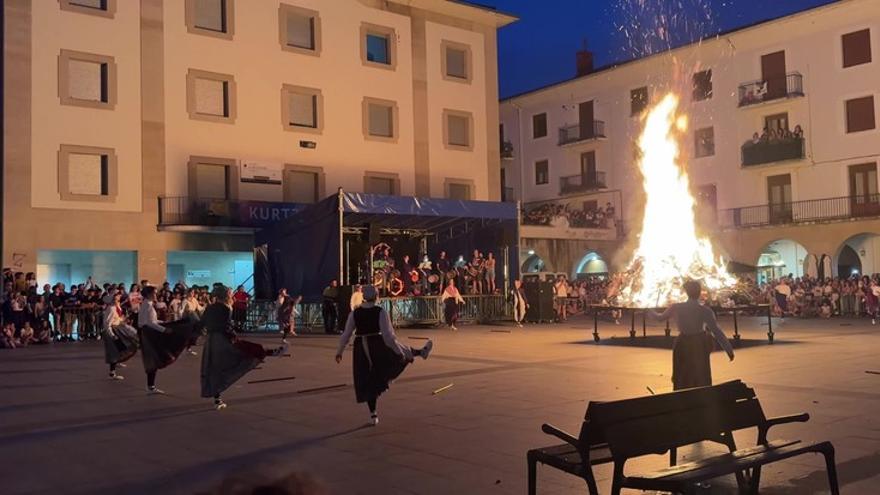 Una pasada edición de la hoguera de San Juan de Aretxabaleta.
