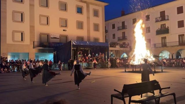 Una pasada edición de la hoguera de San Juan de Aretxabaleta.