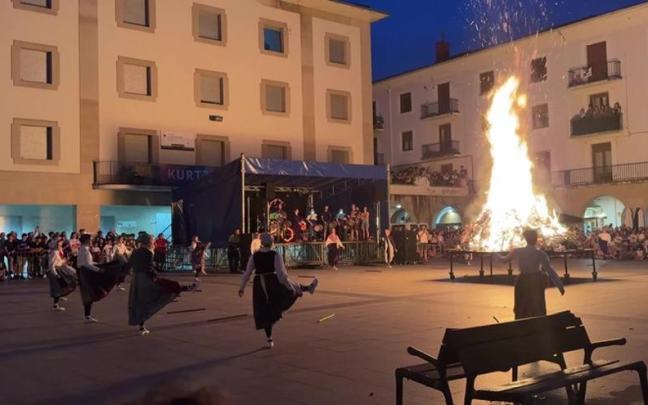 Una pasada edición de la hoguera de San Juan de Aretxabaleta.