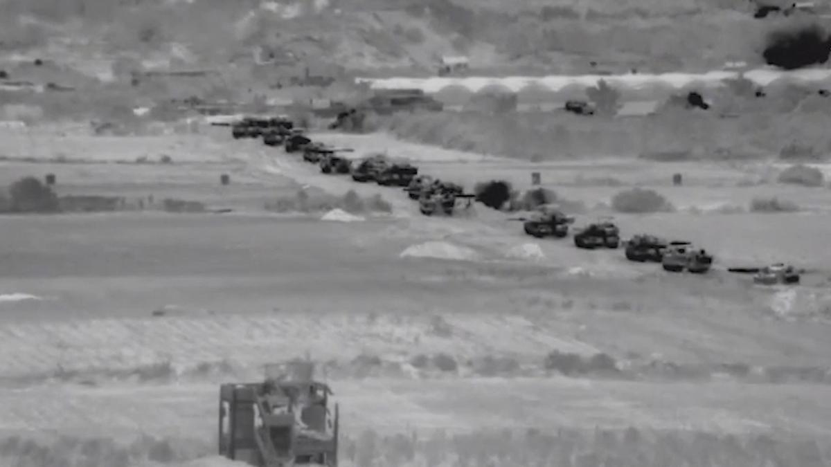 Captura de un vídeo publicado por el Ejército israelí en el que se ven varios de sus vehículos militares durante una incursión terrestre en Gaza.