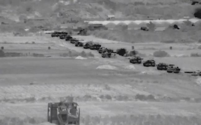 Captura de un vídeo publicado por el Ejército israelí en el que se ven varios de sus vehículos militares durante una incursión terrestre en Gaza. Captura de un vídeo publicado por el Ejército israelí en el que se ven varios de sus vehículos militares durante una incursión terrestre en Gaza.