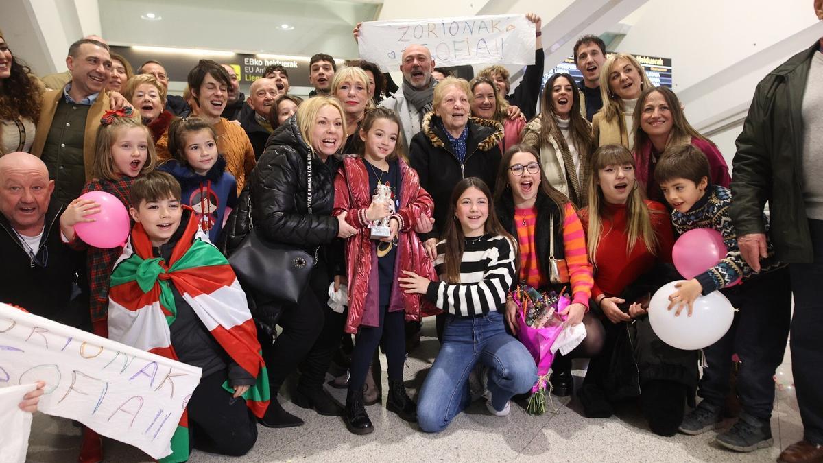 La pequeña Sofía Otero, en el centro de la imagen, flanqueada por familiares y amigos a su llegada a ‘La Paloma’, acompañada por la directora Estíbaliz Urresola.