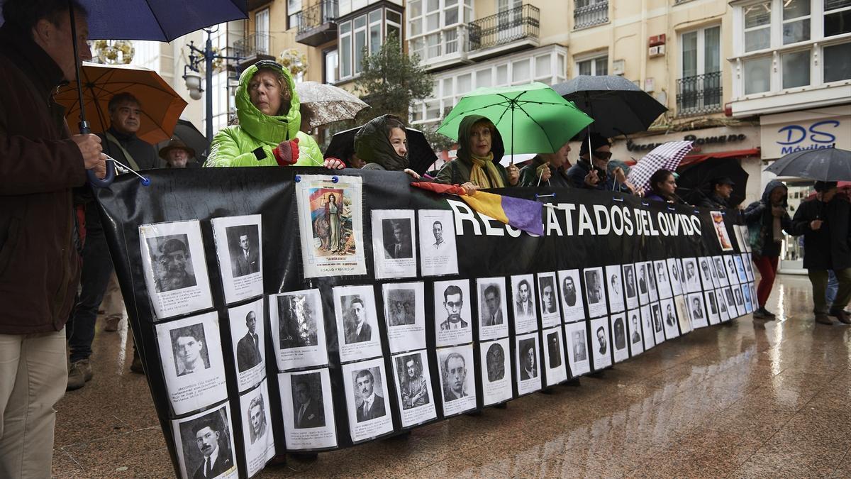 Manifestación contra la derogación de la Ley de Memoria Histórica de Cantabria.