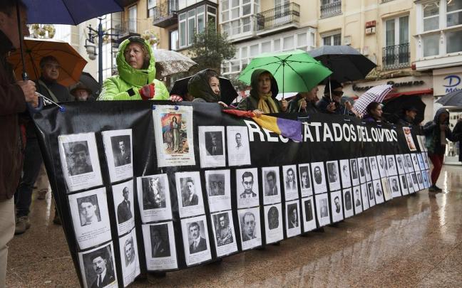 Manifestación contra la derogación de la Ley de Memoria Histórica de Cantabria.