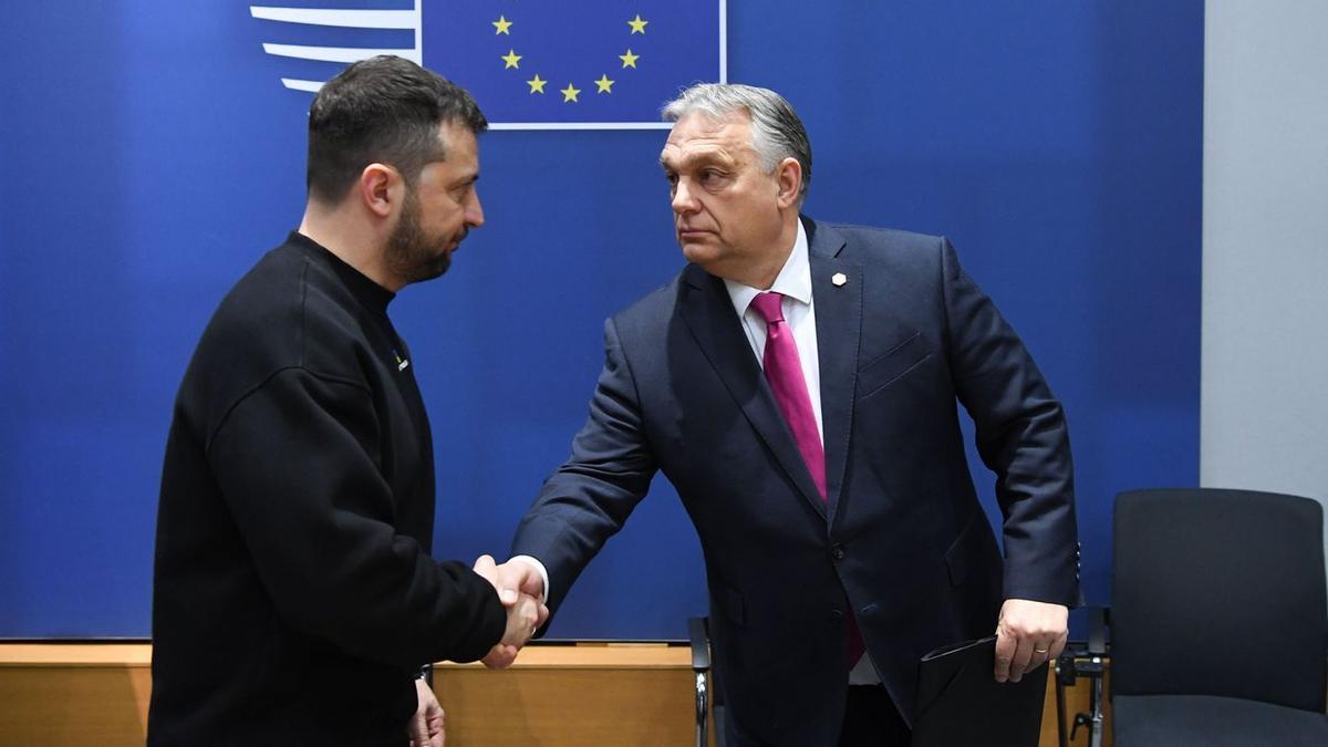 Orbán saluda a Zelenski en su primera visita a Ucrania desde el inicio de la invasión rusa.