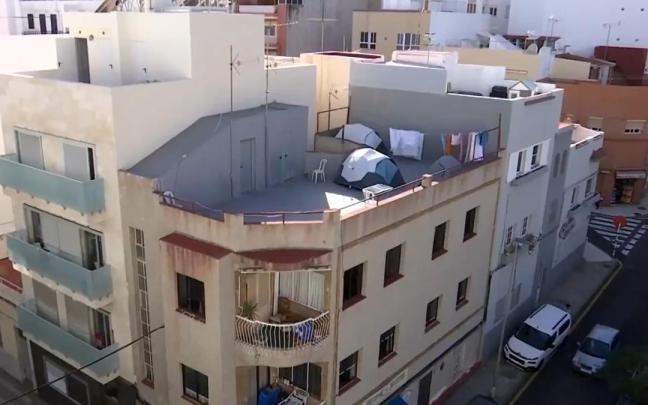 Tiendas de campaña en la azotea.