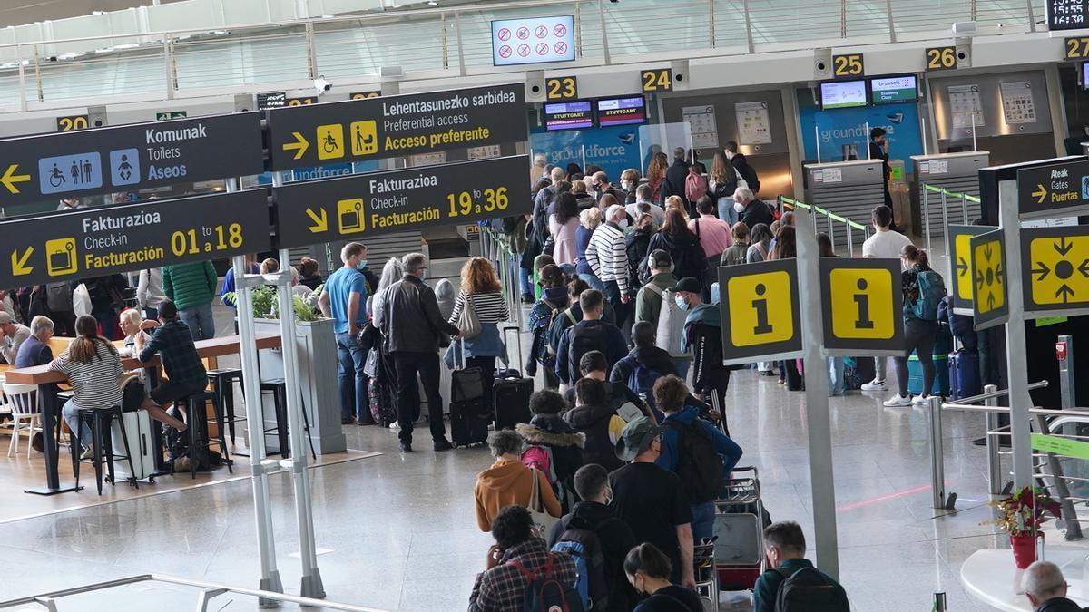 Pasajeros esperan a ser atendidos en el aeropuerto de Bilbao