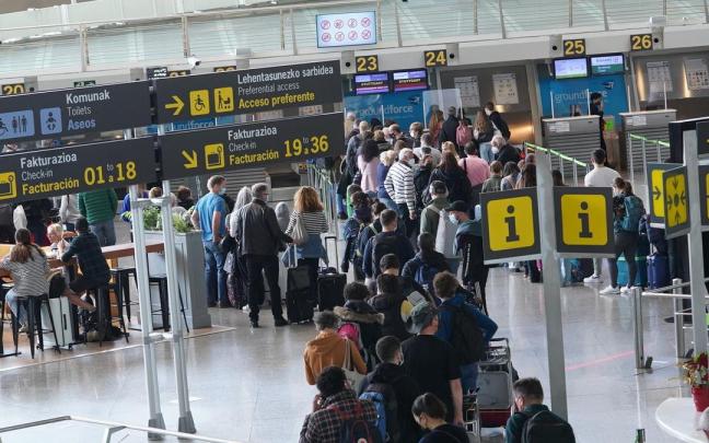 Pasajeros esperan a ser atendidos en el aeropuerto de Bilbao