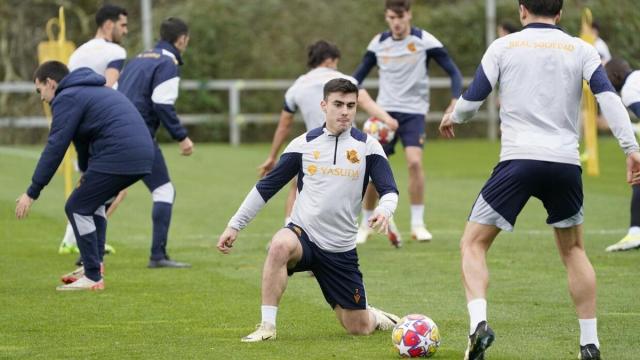 La Real se entrena al máximo en vísperas del crucial partido ante el PSG. / RUBEN PLAZA