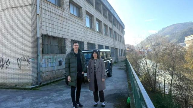 La alcaldesa de Elgoibar, Maialen Gurrutxaga, y el concejal de Urbanismo, Jon Zubiaurre, junto al edificio que se va a demoler.