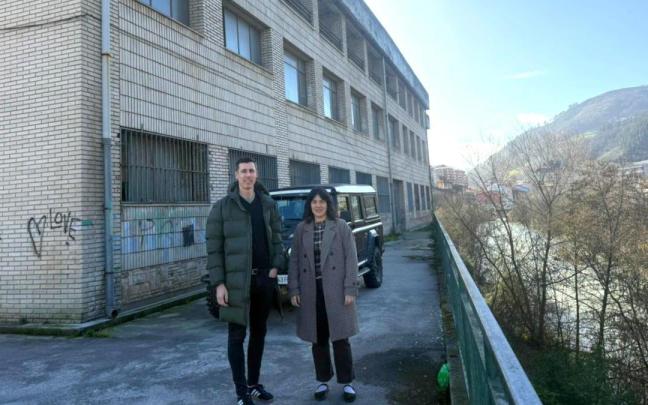 La alcaldesa de Elgoibar, Maialen Gurrutxaga, y el concejal de Urbanismo, Jon Zubiaurre, junto al edificio que se va a demoler.