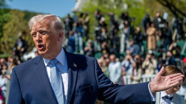 Donald Trump atiende esta semana a los medios desde los jardines de la Casa Blanca.