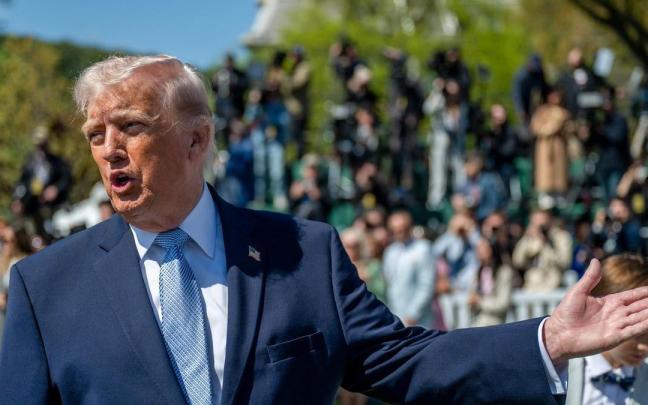 Donald Trump atiende esta semana a los medios desde los jardines de la Casa Blanca.