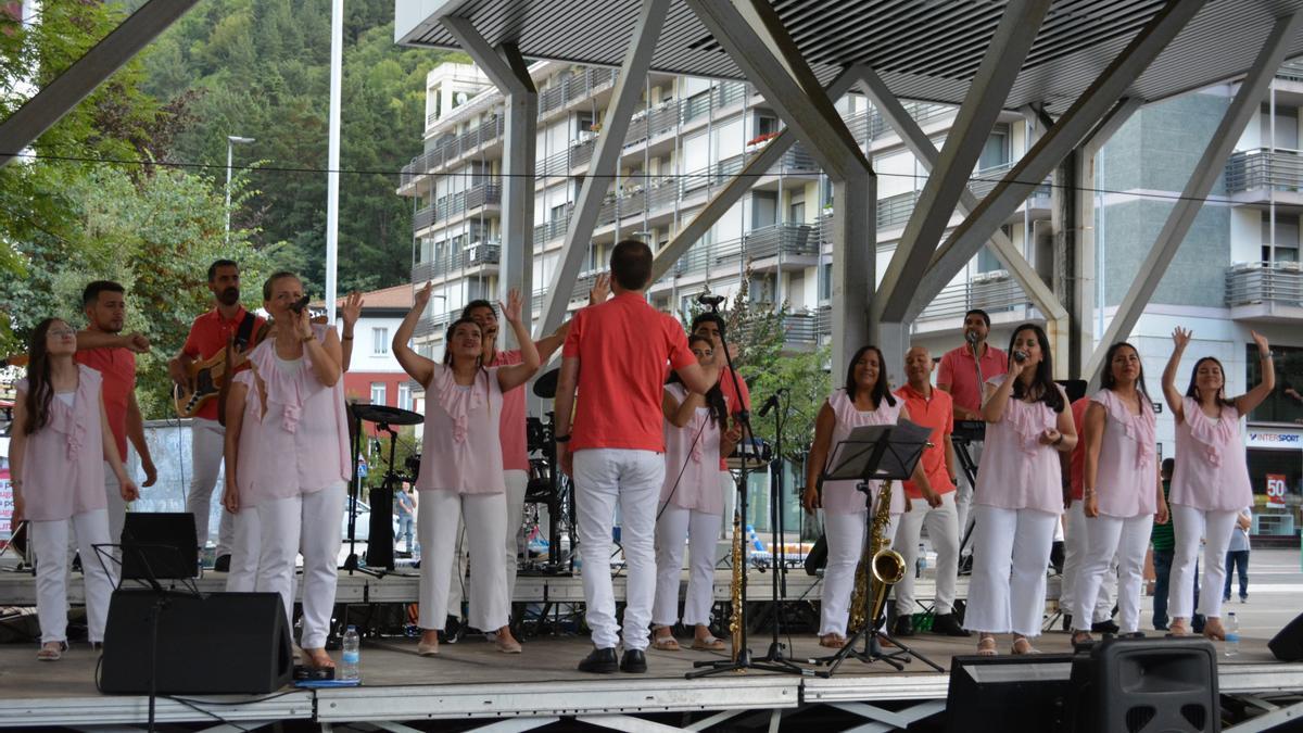 El coro de gospel Cada Día en Su Presencia en uno de sus conciertos ofrecidos bajo la pérgola de la plaza Biteri.