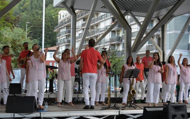 El coro de gospel Cada Día en Su Presencia en uno de sus conciertos ofrecidos bajo la pérgola de la plaza Biteri. / Cada Día en Su Presencia. El coro de gospel Cada Día en Su Presencia en uno de sus conciertos ofrecidos bajo la pérgola de la plaza Biteri.