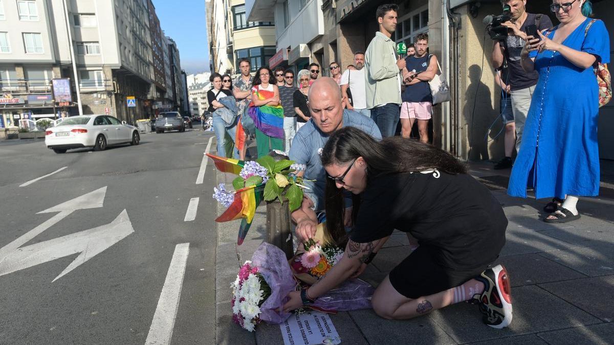 Varias personas depositan flores durante un minuto de silencio por el asesinato de Samuel Luiz.