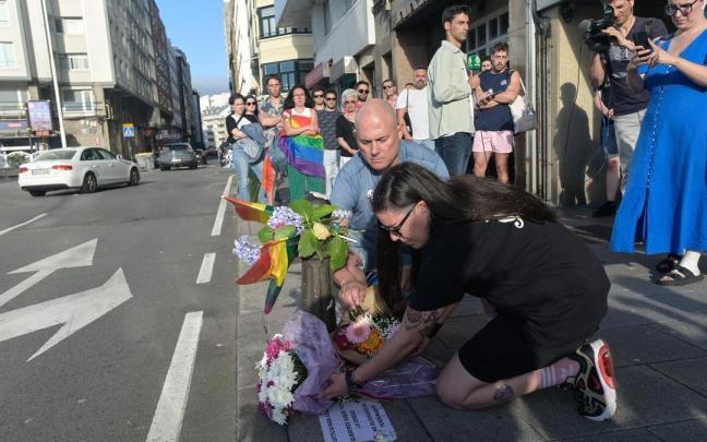 Varias personas depositan flores durante un minuto de silencio por el asesinato de Samuel Luiz.